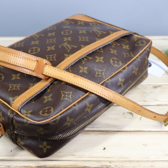 Louis Vuitton Trocadero 30 Monogram - Picture 15 of 16